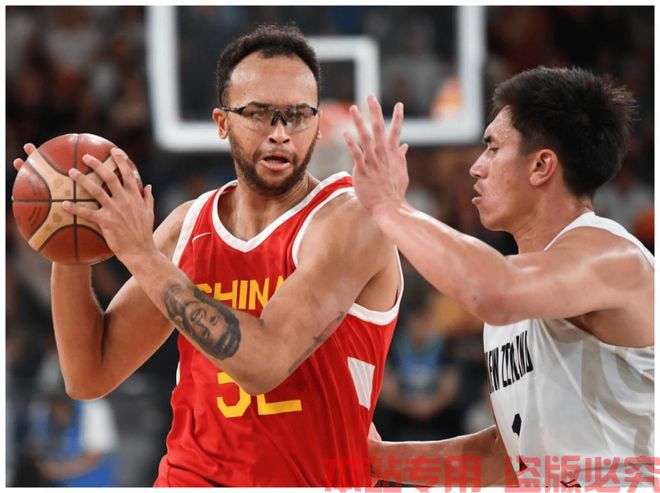 李凯尔在NBA打的风生水起，在国家队却很难发挥优势，男篮该反